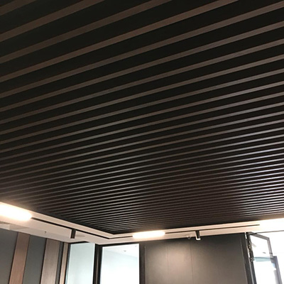 Кубообразный реечный потолок 85x30x85 шаг 70 мм дерево