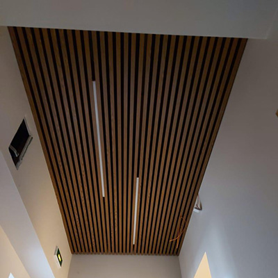 Кубообразный реечный потолок 39x30x39 шаг   30 мм дерево