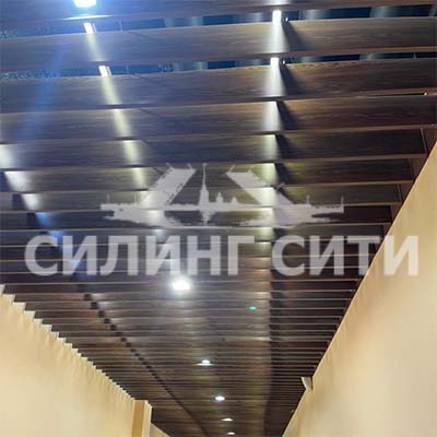 Кубообразный реечный потолок 160х30х160 шаг 200 мм дерево